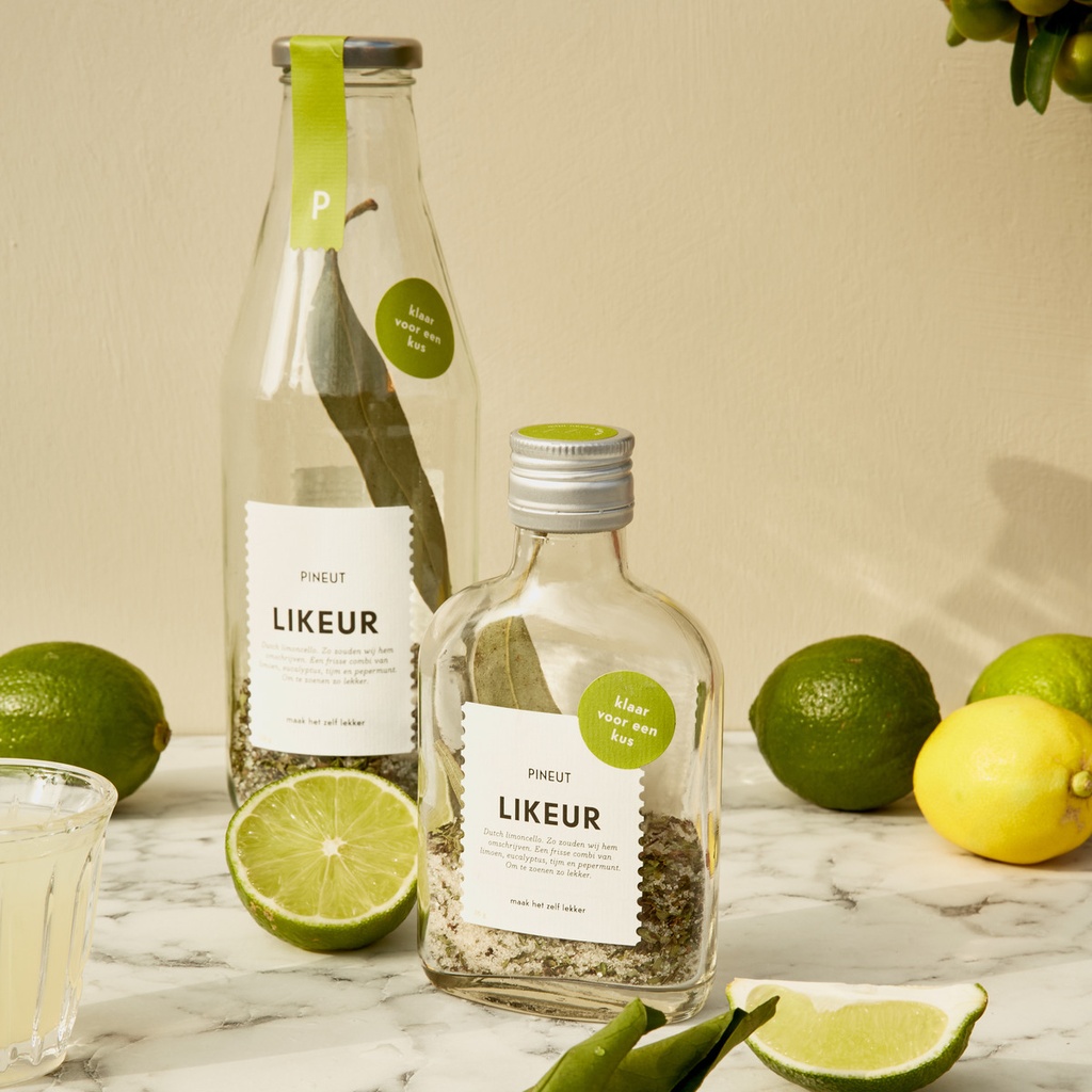 Pineut likeur | fles | Klaar voor een kus